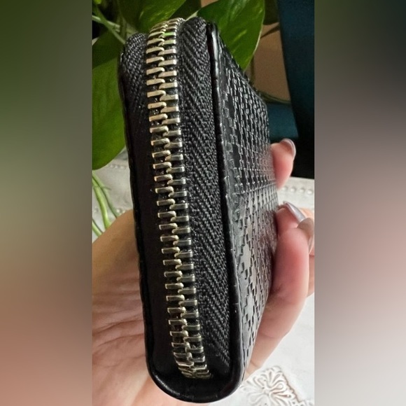 GUCCI EMBOSSED BLACK LEATHER SIGNATURE DIAMANTE ZIP-AROUND CARD CASE WALLET EUC - Picture 9 of 12